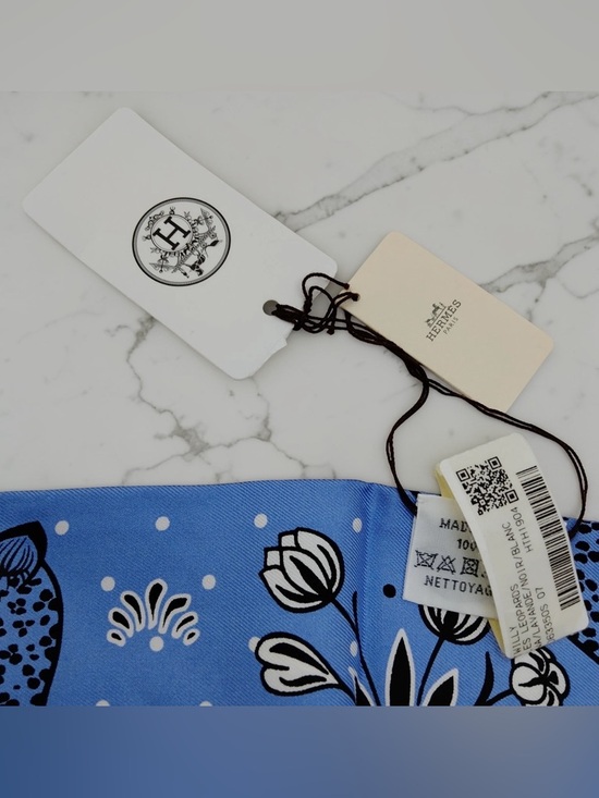 HERMÈS Les Leopards Silk Twilly Scarf Blue Lavender White NWT - Picture 4 of 8